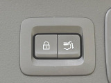 【パワーバックドア】スマートキーや運転席のボタンを押すだけでリアゲートが自動で開閉します!荷物を持っている時や、高い位置にあるバックドアを閉める際に便利な機能です♪