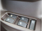 運転席から全席の窓の開け閉めができます!車内の換気をするときに役立ちますよ♪