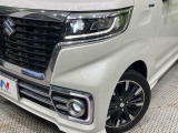 【LEDヘッドライト】悪天候や夜間走行時も良好な視界を確保し安心して運転できる高輝度LEDヘッドライトを装備!点灯速度が早く、消費電力も抑えられています。