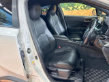 運転席まわりには十分なスペースがあり、大柄な方でもゆったり運転していただける環境です。