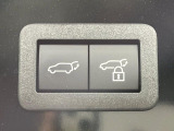 【パワーバックドア】スマートキーや運転席のボタンを押すだけでリアゲートが自動で開閉します!荷物を持っている時や、高い位置にあるバックドアを閉める際に便利な機能です♪