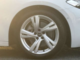 Audiは多様なホイールデザインを提供しており、スポークの形状やサイズ、仕上げ(ポリッシュド、マット、ブラックなど)によって選択肢が豊富です。