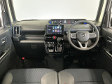 【インパネ】運転のしやすさを最優先に設計された見晴らしの良いフロントビュー。車両間隔が掴みやすく狭い道でも安心♪「安全」と「品質」を最優先に、安心してお乗りいただけるクルマを提供いたします。