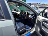 【運転席】座り心地が良いシートなので長時間の運転でも快適にお過ごしいただけます。新品のフロアマットのご注文も可能です。掲載箇所以外にご希望の写真がございましたらお気軽にお問い合わせ下さい。