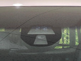 【シティブレーキアクティブシステム】低速走行中に前方の車両等を認識し、衝突しそうな時は警報とブレーキで衝突回避と被害軽減をアシスト。より安全にドライブをお楽しみいただけます。