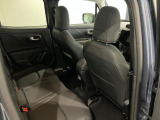 【リアシート】屋根までの高さがある車のため、大人の方でも圧迫感が少なく乗車出来ます。足元は広く取られているため、ゆったりとお乗り頂けます。
