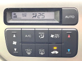 【オートエアコン】一度お好みの温度に設定すれば、車内の温度を検知し風量や温度を自動で調整。暑い&hellip;寒い&hellip;と何度もスイッチ操作をする必要はありません。快適な車内空間には必須の機能ですね♪