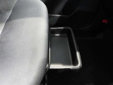 助手席シートの下には、小物が入るトレイが付いてます。