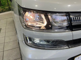 【LEDヘッドライト】悪天候や夜間走行時も良好な視界を確保し安心して運転できる高輝度LEDヘッドライトを装備!点灯速度が早く、消費電力も抑えられています。
