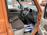 低めの乗降ステップ!体格に合わせて運転姿勢を取りやすくした運転席などこだわりのフロントシート!消毒済みなので安心!