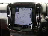 9インチのタッチスクリーン式センターディスプレイは直感的な操作性を実現。手袋を着用したまま扱えるほど応答性に優れ、映り込みを抑える特殊コートにより外光の影響は最小限に抑えられています。