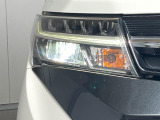 【LEDヘッドライト】悪天候や夜間走行時も良好な視界を確保し安心して運転できる高輝度LEDヘッドライトを装備!点灯速度が早く、消費電力も抑えられています。