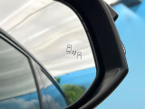 【ブラインドスポットモニター】走行中、ドアミラーの死角になりやすい箇所に後続車が接近するとサイドミラーのレンズに警告を表示!ドライバーに注意喚起をしてくれます。