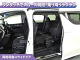 両側パワースライドドアなので、荷物で手がいっぱいの時でも無理なく開ける事が出来ます。
