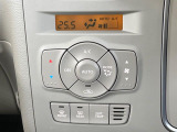 【オートエアコン】一度お好みの温度に設定すれば、車内の温度を検知し風量や温度を自動で調整。暑い&hellip;寒い&hellip;と何度もスイッチ操作をする必要はありません。快適な車内空間には必須の機能ですね♪