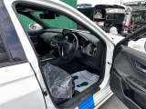 【運転席】座り心地が良いシートなので長時間の運転でも快適にお過ごしいただけます。新品のフロアマットのご注文も可能です。掲載箇所以外にご希望の写真がございましたらお気軽にお問い合わせ下さい。