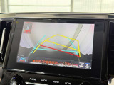 【バックガイドモニター】車両後方の映像をナビ画面に表示し、駐車などの後退操作をサポートします。