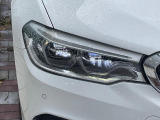 ●LEDヘッドライト:夜間走行時も良好な視界を確保し安心して運転できる高輝度LEDヘッドライトを装備!点灯速度が早く、消費電力も抑えられています。