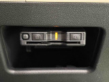 ETCカードを挿入することで高速道路を利用する際の支払いがキャッシュレスになったり、ETCスマートインターチェンジが利用できたり、とても便利なアイテムです!保証は修理保証のみとなります。