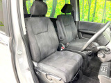 運転席まわりには十分なスペースがあり、大柄な方でもゆったり運転していただける環境です。