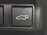 【パワーバックドア】スマートキーや運転席のボタンを押すだけでリアゲートが自動で開閉します!荷物を持っている時や、高い位置にあるバックドアを閉める際に便利な機能です♪