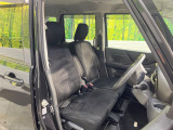 運転席まわりには十分なスペースがあり、大柄な方でもゆったり運転していただける環境です。