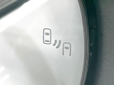【ブラインドスポットモニター】走行中、ドアミラーの死角になりやすい箇所に後続車が接近するとサイドミラー付近に警告を表示、ドライバーに注意喚起をしてくれます。
