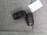 電子キーをポケットやカバンに入れているだけで、ドアの開錠・施錠が行えます。荷物を抱えていてもラクラク開閉です。エンジン始動も行えます。