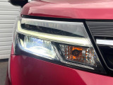 【LEDヘッドライト】悪天候や夜間走行時も良好な視界を確保し安心して運転できる高輝度LEDヘッドライトを装備!点灯速度が早く、消費電力も抑えられています。