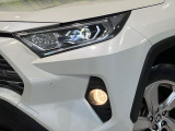 【LEDヘッドライト】悪天候や夜間走行時も良好な視界を確保し安心して運転できる高輝度LEDヘッドライトを装備!点灯速度が早く、消費電力も抑えられています。