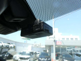 ドライブレコーダーは、車の運転中に前方の映像を記録する装置です。万が一の事故の際に、状況を記録して証拠として利用することができます。