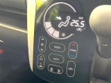 【オートエアコン】一度お好みの温度に設定すれば、車内の温度を検知し風量や温度を自動で調整。暑い&hellip;寒い&hellip;と何度もスイッチ操作をする必要はありません。快適な車内空間には必須の機能ですね♪