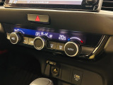 フルオートエアコンが装備されています!お好みの温度設定をするだけでエアコンの風量やモードの切り替えを自動でコントロールしてくれます!ユーザーの操作が少なく燃費走行にもつながります!