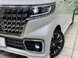 【LEDヘッドライト】悪天候や夜間走行時も良好な視界を確保し安心して運転できる高輝度LEDヘッドライトを装備!点灯速度が早く、消費電力も抑えられています。