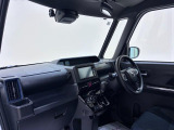 ダイハツのお店では、ダイハツ車を知り尽くしたプロフェッショナルが、専用の診断機器を使って各システムを点検しております。