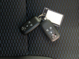電子キーをポケットやカバンに入れているだけで、ドアの開錠・施錠が行えます。荷物を抱えていてもラクラク開閉です。エンジン始動も行えます。