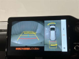 パノラミックビューモニター(シースルービュー機能つき)愛車を上から眺めた映像をナビ画面に表示いたします。メーカーオプション品につき後付けできません。