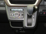 オートエアコンで暑い夏も寒い冬も快適な車内で運転出来ます。