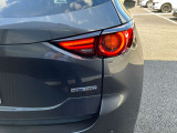CX-5のテールライトは、水平基調で奥行きを感じさせるシャープな造形が特徴です。