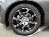Recharge 専用アルミホイール 8スポーク 8.0J&times;20ダイヤモンドカット/ブラック 255/40R20サイズのミシュランを装着
