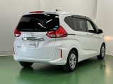 プライバシーガラスが装備されています。外を見るときには気にならずに、後方車両からは車内が見えにくくなってます