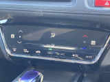 【オートエアコン】一度お好みの温度に設定すれば、車内の温度を検知し風量や温度を自動で調整。暑い&hellip;寒い&hellip;と何度もスイッチ操作をする必要はありません。快適な車内空間には必須の機能ですね♪