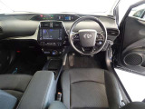 革巻き(合皮製)ステアリングで快適な操作性の運転席です。