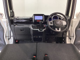 【前方視界】開放的な前方視界!運転がしやすく疲れにくいです♪窓が大きく、見通しがとっても良いおクルマですよ♪