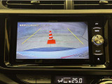 バックモニター付きです。車の後方に小型カメラが付いており、バックする際の後方の様子をモニター上に表示します。