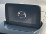 【マツダコネクト】車内の雰囲気にマッチした一体型タイプのディスプレイ。各種車輌設定やBluetooth再生等、様々な機能が楽しめます。専用SDカードのご購入で、ナビ機能も使用出来ます。