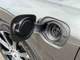 ご家庭用の充電器がご使用いただけます。200V16Aの普通充電システム フロントフェンダー左サイドに給電口を配置。2.5時間から3時間程度でフル充電が完了します。