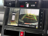 【バックガイドモニター】車両後方の映像をナビ画面に表示し、駐車などの後退操作をサポートします。