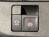 指先だけで簡単に操作が可能な電動パーキングブレーキを採用。「HOLD」スイッチを押すと、渋滞や信号待ちなどでブレーキペダルから足を離しても、ブレーキを保持するので安心です
