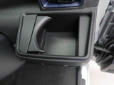 カップホルダーは運転席や助手席からちょうど手の届く位置です!!